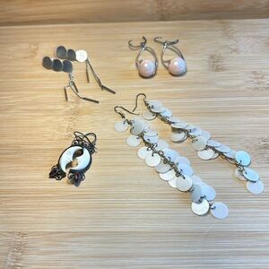 Bundle of 4 pairs of pierced earrings.